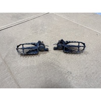 CRF250R8 (2008) FOOT PEGS - PREOWNED